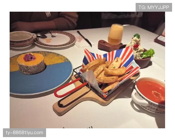 苏亚雷斯训练完回家吃晚饭，餐桌上摆着三块牛排、两盘意面，还有一整只烤鸡——这还是他“控制饮食”的样子？